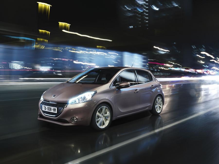  Peugeot 208 5-Door 2012 года  (фото 19 из 73)